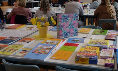 Tische, die mit Fördermaterialien bedeckt sind