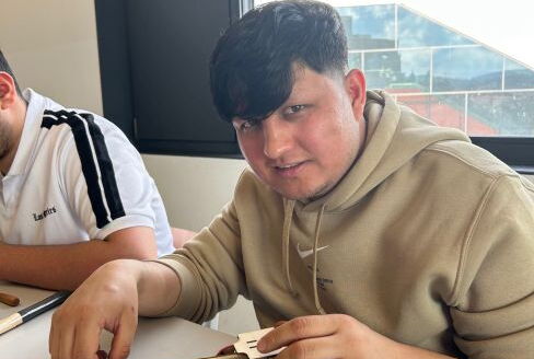 Ein Schüler zeigt sein selbstgebautes Auto.