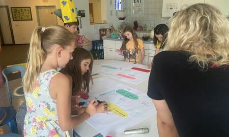 Kinder schreiben Ideen zum Energiesammeln auf