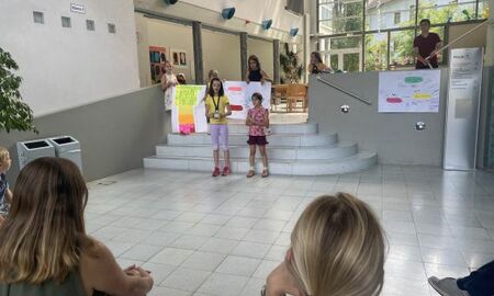 Kinder stellen den Eltern ihre Ergebnisse vor