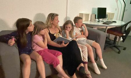 Kinder bekommen vorgelesen