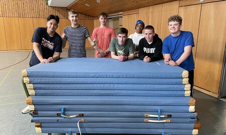 Die Jungen räumen die Matten auf