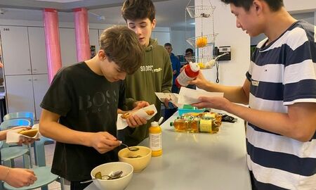 Jungs belegen sich ihre Hot Dogs