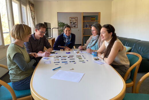 Personaltag Karten spielen am runden Tisch