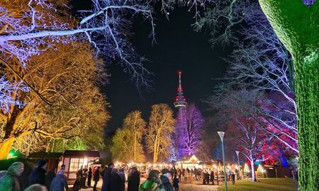 Kleiner Weihnachtsmarkt mit Fernmeldeturm im Hintergrund