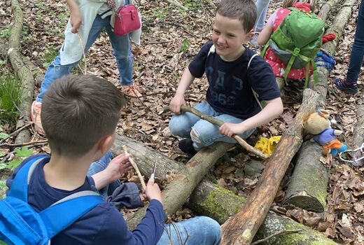Zwei Jungen verzieren ihre Zauberstäbe