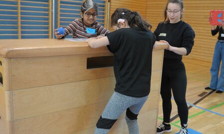 Zwei Mädchen balancieren auf einer Rolle