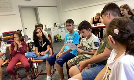 ein Junge liest etwas vor