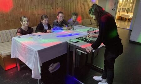 vier Jugendliche spielen Bingo