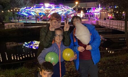 Vier Schüler posieren mit Zuckerwatte
