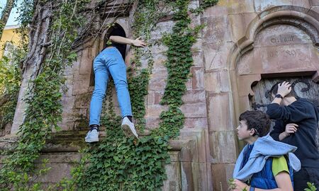 Ein Schüler sucht sein Osterkörbchen in einem Fenster.