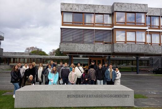Gruppenfoto vor dem Bundesverfassungsgericht