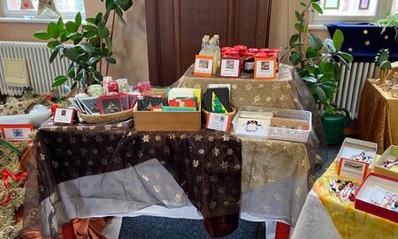 Festlich geschmückte Tische sind mit Bastelarbeiten bestückt