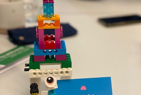 Ein Turm aus Legosteinen