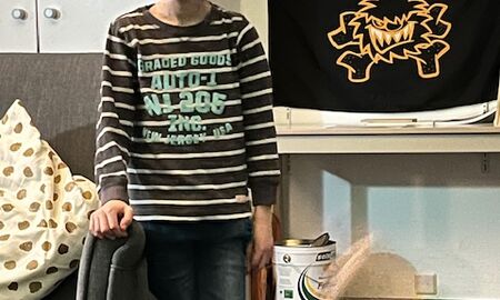 Junge mit Königskrone