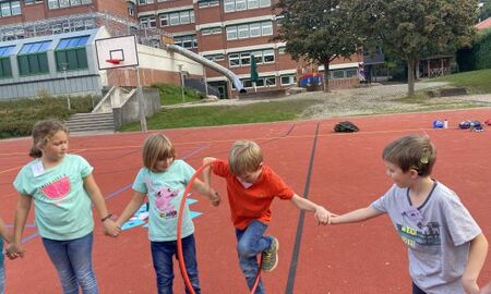Kinder mit Reifen auf einem Sportplatz