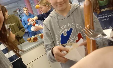 Jugendliche essen Hot Dogs