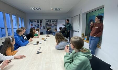 Ein Betreuer erklärt den Programmablauf  an einer Flipchart