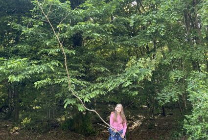 Mädchen mit einem langen Ast