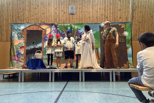 Märchenvortrag von zwei Schülerinen und zwei Schülern