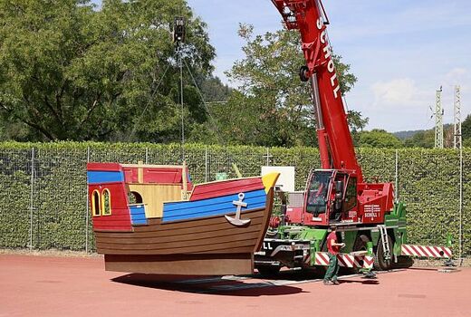 Das Playmobil-Schiff schwebt vor dem Kran.