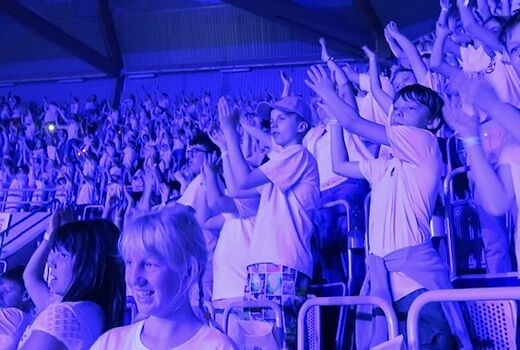 Schüler heben die Hände hoch zum Klatschen