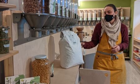 Die Besitzerin erklärt, links vor ihr steht auf einer Ablage ein kleiner Sack