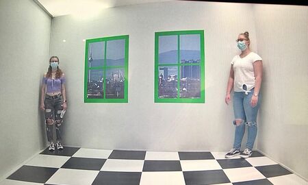 Zwei Schülerinnen im virtuellen Raum, der Raum lässt die Schülerinnen in unterschiedliche Perspektiven erscheinen.