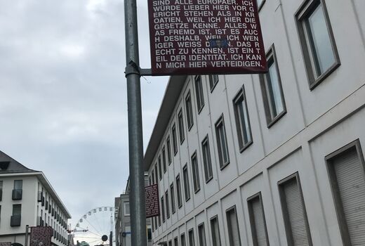 Eine Tafel am Platz der Grundrechte in Karlsruhe.