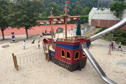 Endlich durften wir mal ganz alleine auf dem Piratenschiff und dem neuen Sportplatz spielen