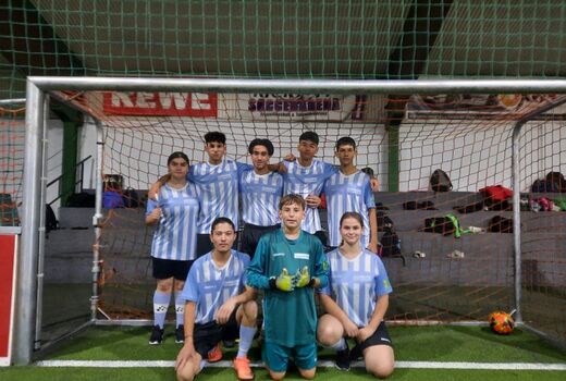 Die Mannschaft des SBBZ Luise posiert im Tor. Vorne knien drei, die restlichen fünf stehen .