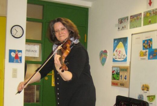 Eine Frau spielt Geige.