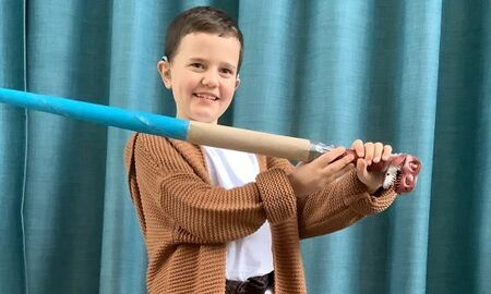 Junge verkleidet als Jedi