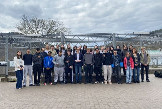 Gruppenbild von Schülern, Lehrern und Schulleitung mit dem Landtagsabgeordneten Hermino Katzenstein
