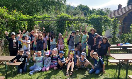 Gruppenfoto von allen Schülerinnen und Schülern der dritten Klassen in einem Garten
