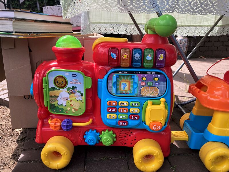 Eine große Spielzeuglokomotive für Kleinkinder