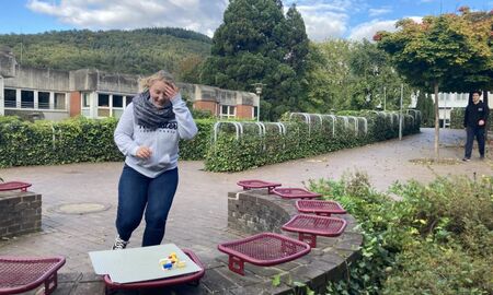 Schüler/innen bauen Legofiguren nach