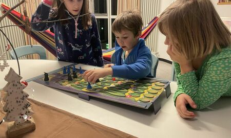 Kinder spielen Brettspiel
