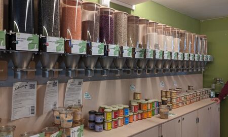 An der Wand hängen viele Behältnisse mit Lebensmitteln zum Abfüllen