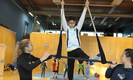 Ein Junge trainiert am Trapez