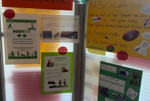 Aufsteller mit Plakaten wahl bildungsangebote