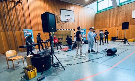 In der Turnhalle probt ein Ensemble von zwölf Personen