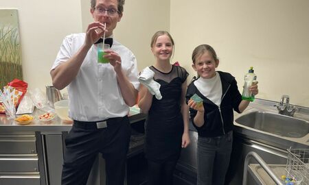 Barkeeper mit Spülhilfen