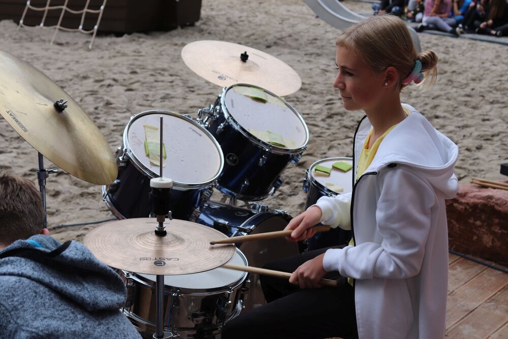 Eine Schülerin spielt am Schlagzeug.