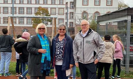 Die drei Verantwortlichen Personen vor der Schule in Heidelberg