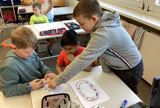 Fleißige Vorschüler und ihre großen Helfer beim Lernen