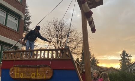 Kinder spielen auf einem großen Piratenschiff auf einem Spielplatz