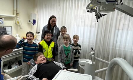 Kinder besuchen einen Zahnarzt