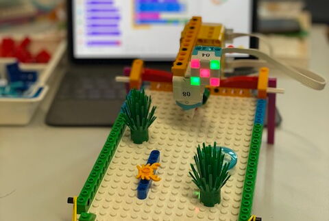 Ein Flipper aus LEGO Steinen