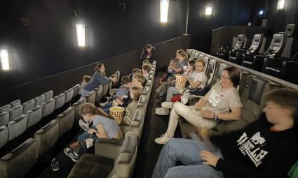 Menschen in einem Kinosaal vor der Vorstellung